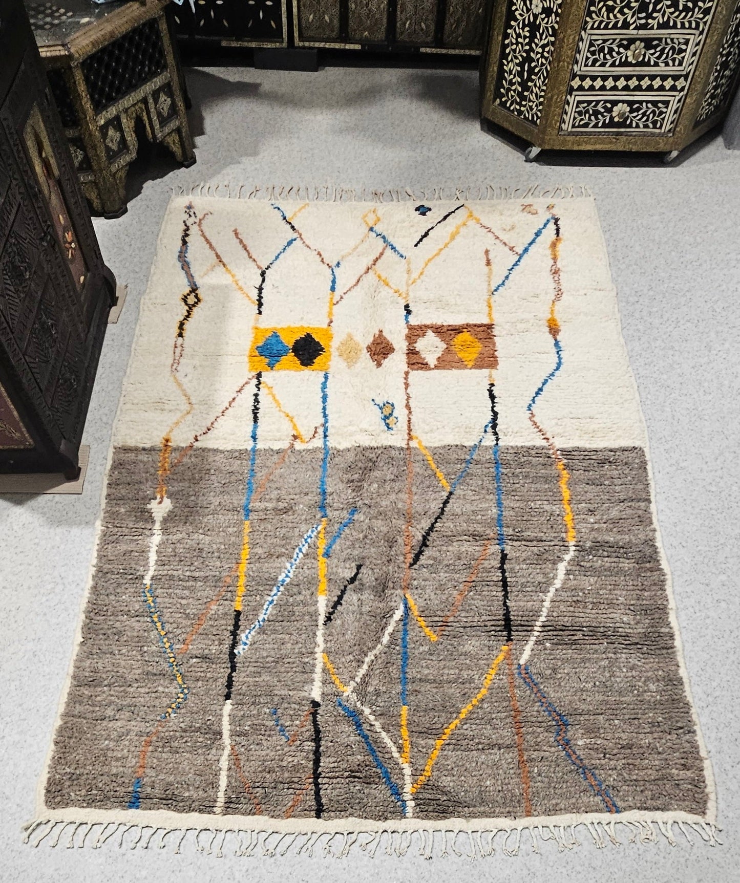 Large Moroccan wool rug 40